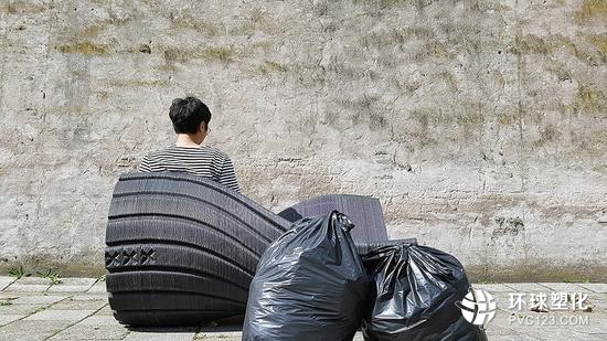 兩位市民每年產生的塑料垃圾,足以制造一個類似的長椅